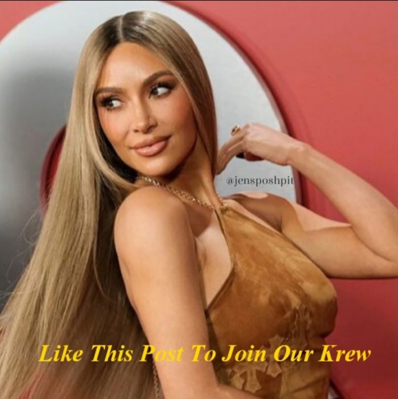 11/1 - Sat - Kardashian Share Group - Picture 2 of 16